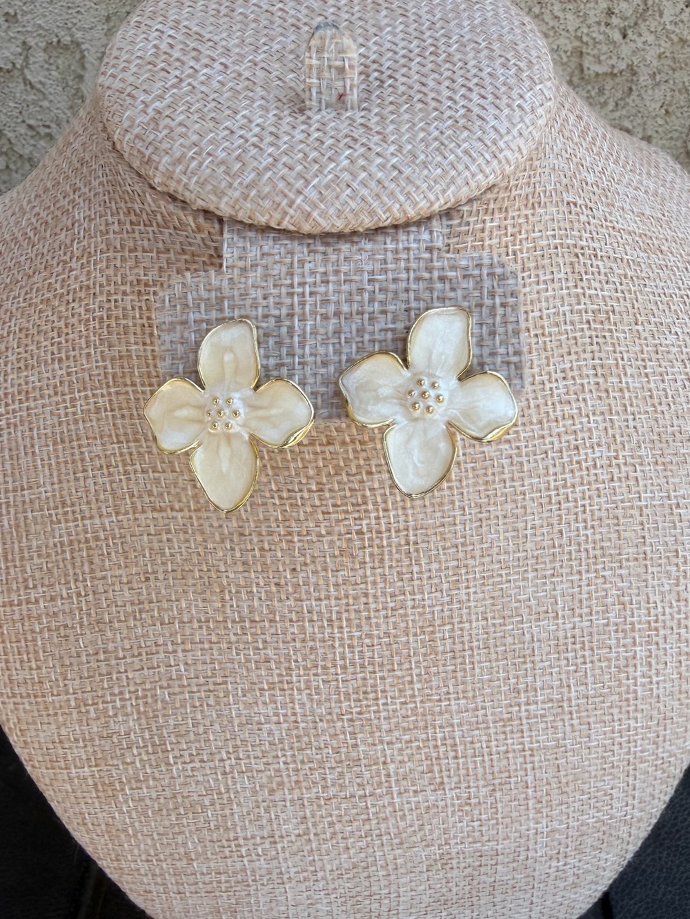 New Gold-Trim Cream Flower Stud Earrings Fashion Jewelry